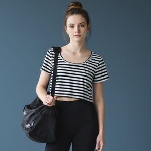 💥 Cropped Stretchy B&W Stripe Scoop Neck Size Large Athleisure Summer Gym Top